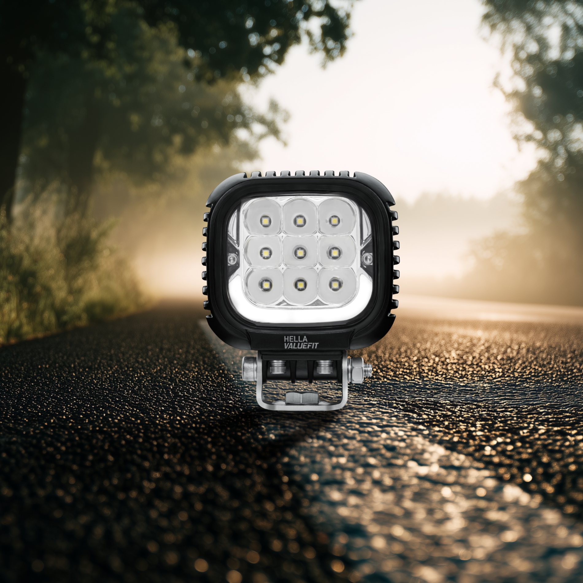 Illuminazione affidabile per l’uso professionale quotidiano. Le lampade da lavoro LED HELLA VALUEFIT offrono applicazioni versatili - Scopri di più
