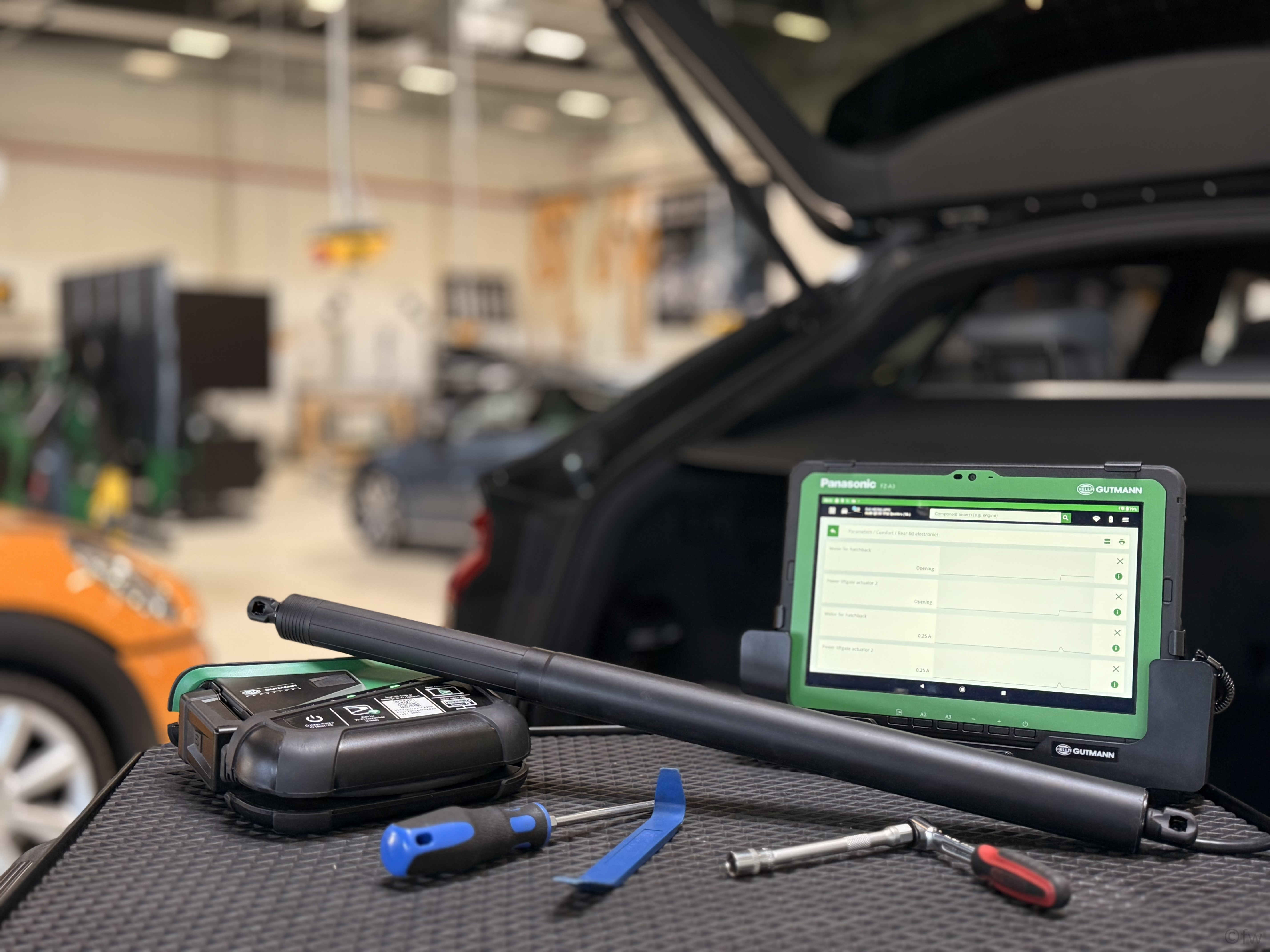 Electric hatchback actuator