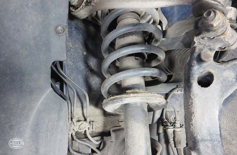 Checking brakes - measures to identify sources of faults - Suspension strut