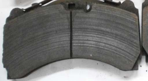 Uneven wear / grooved pattern on the brake pad