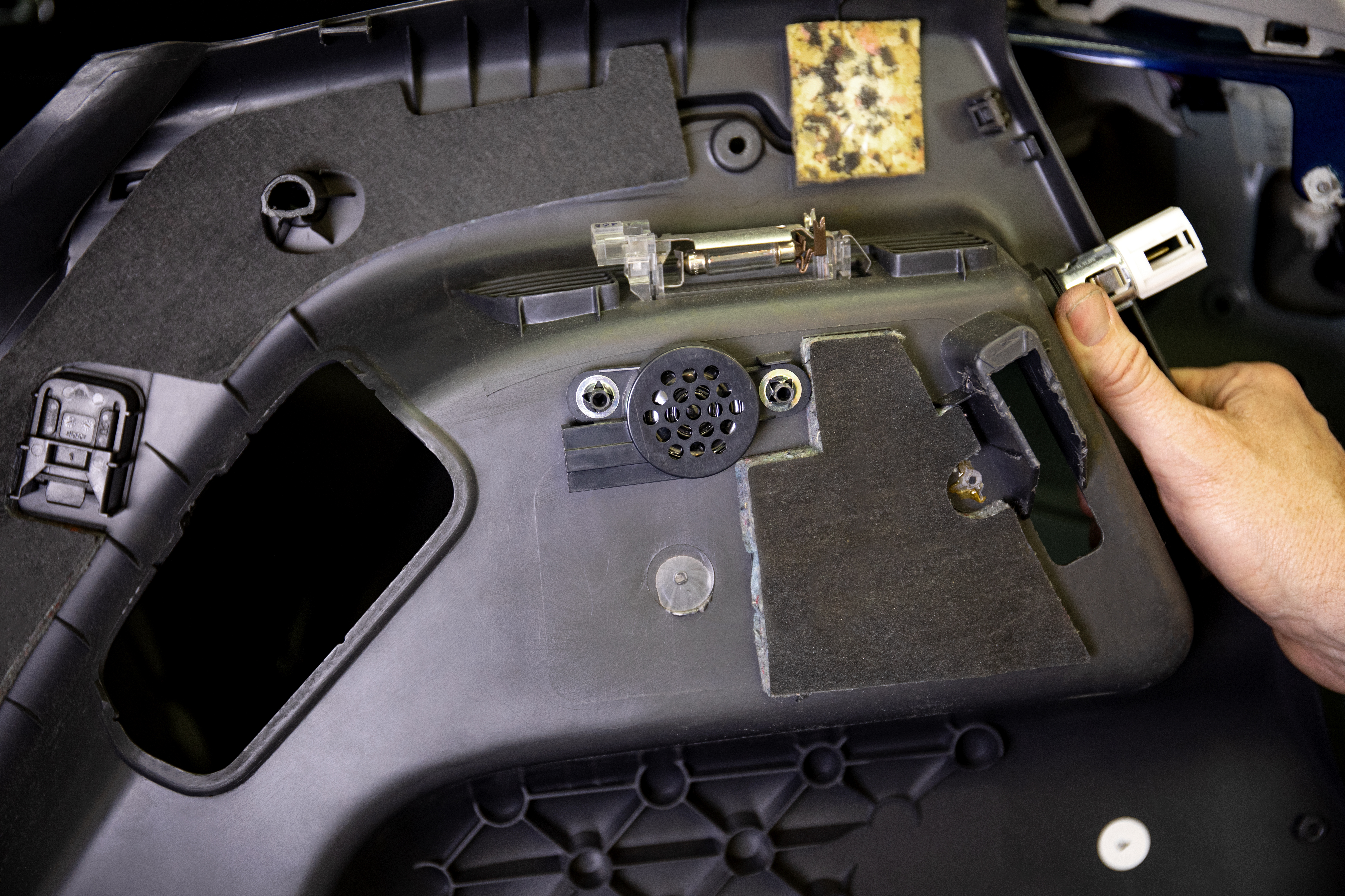 Acoustic signaling device in the rear right trunk panel