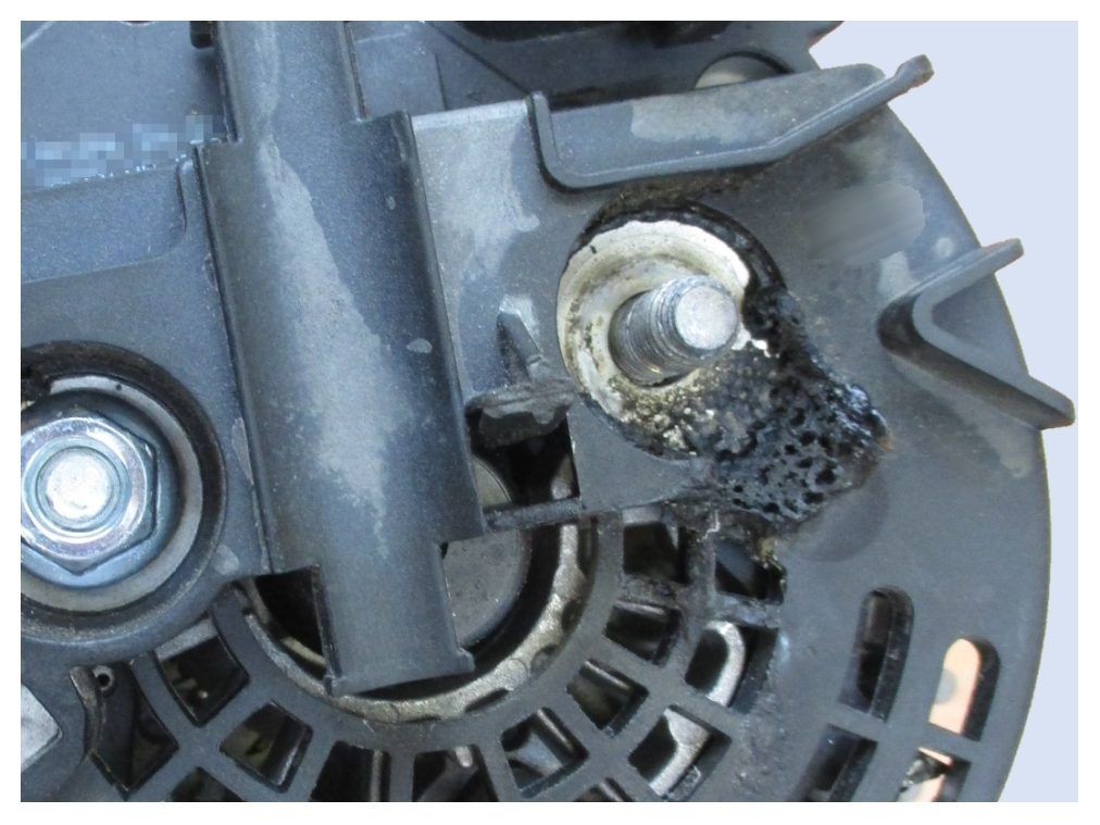 Traces of melting on the connection area caused by poor screw connection.