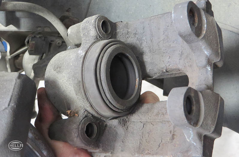 Checking the brakes - measures to identify sources of faults - Brake calliper Fig. 1