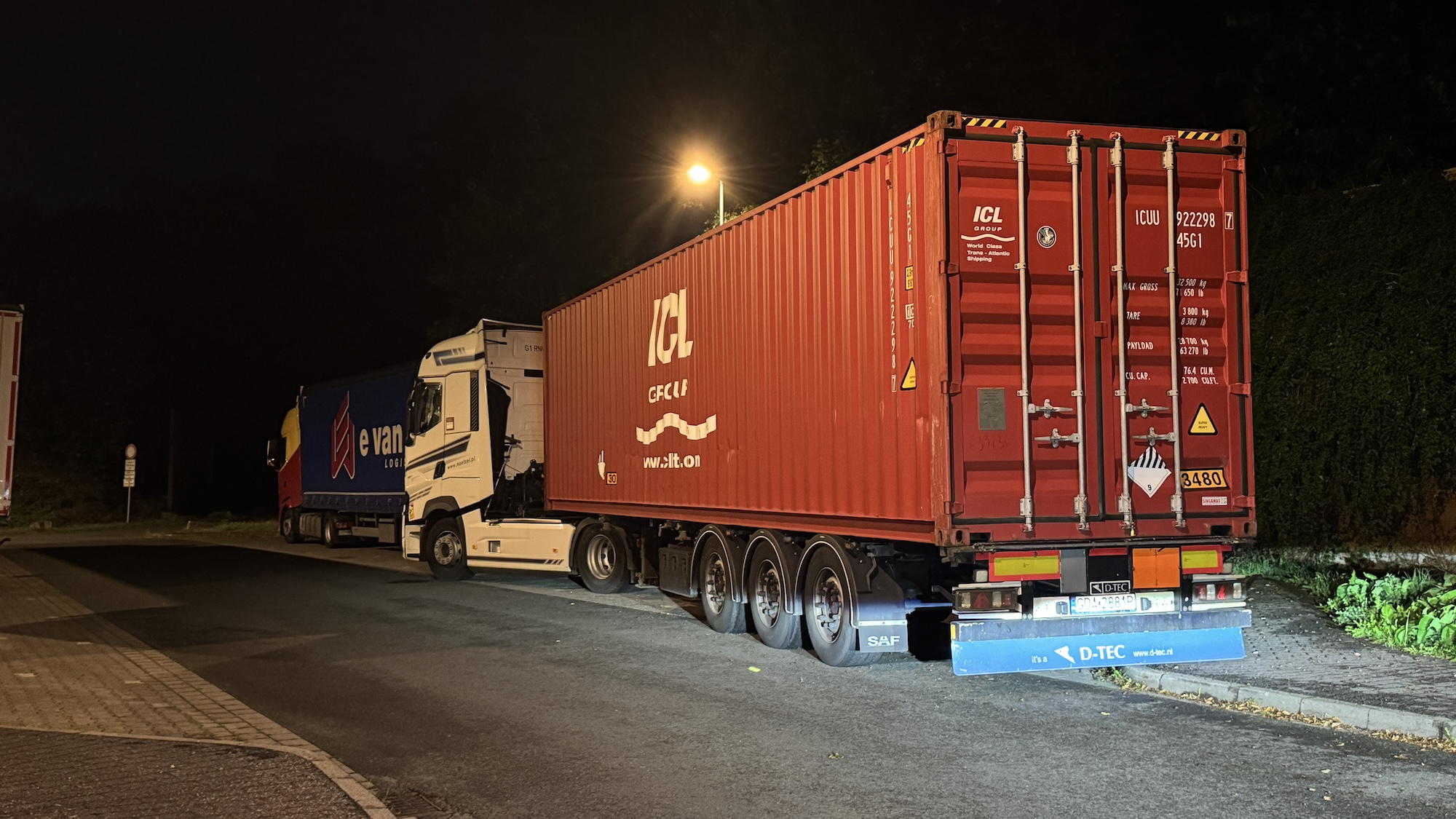 In marcia di notte con 40 tonnellate: quando guidare un autocarro diventa davvero impegnativo
