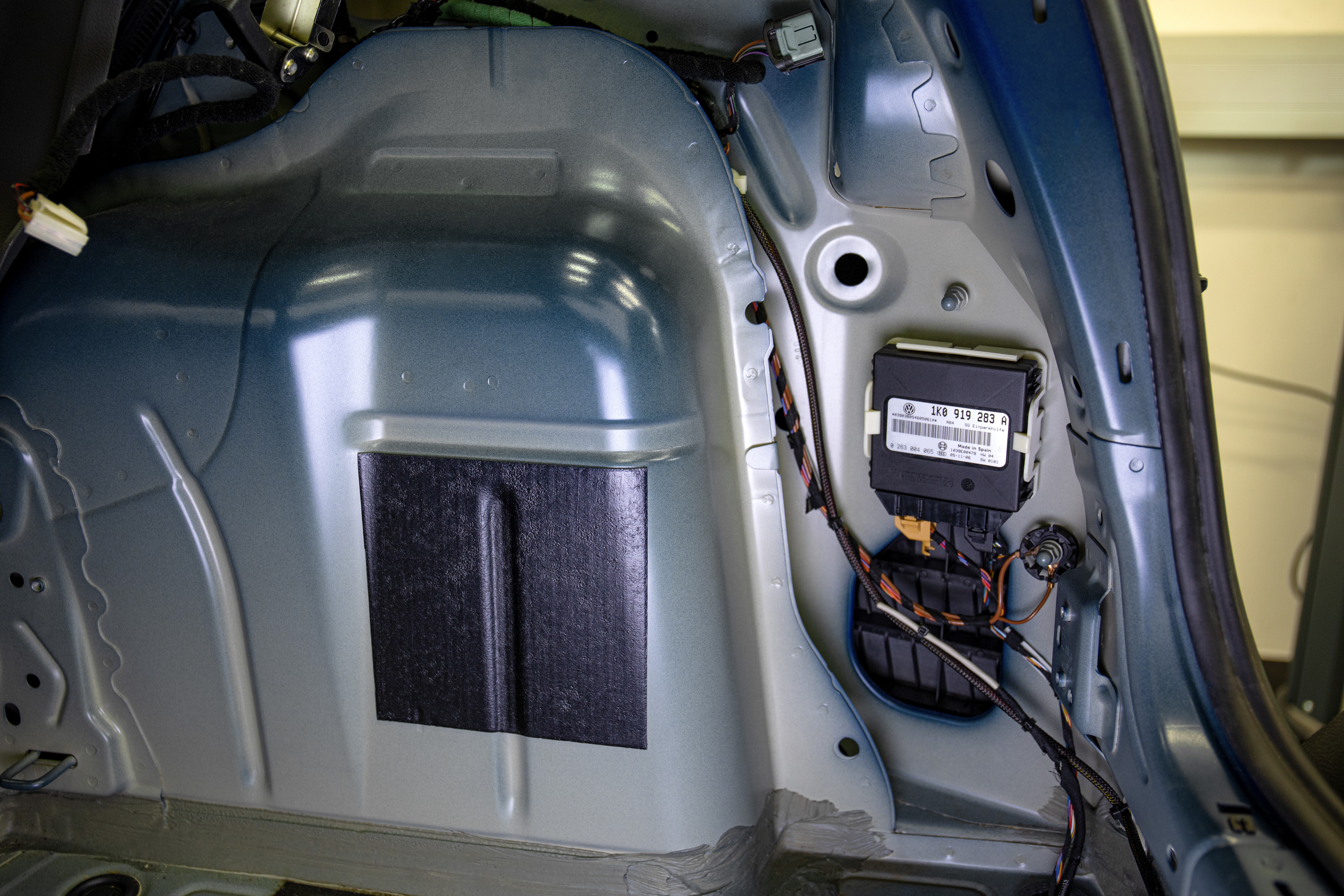 Control unit in the rear right trunk