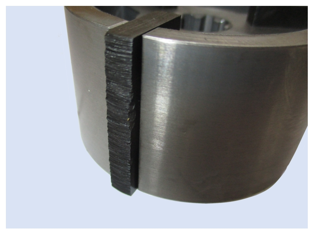 Considerable wear on the vacuum pump rotor caused by insufficient lubrication.