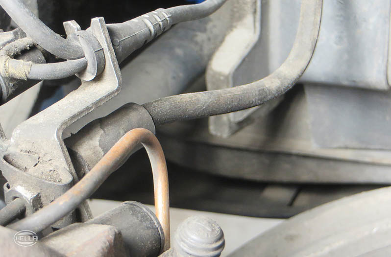 Checking brakes - measures to identify sources of faults - Brake hose