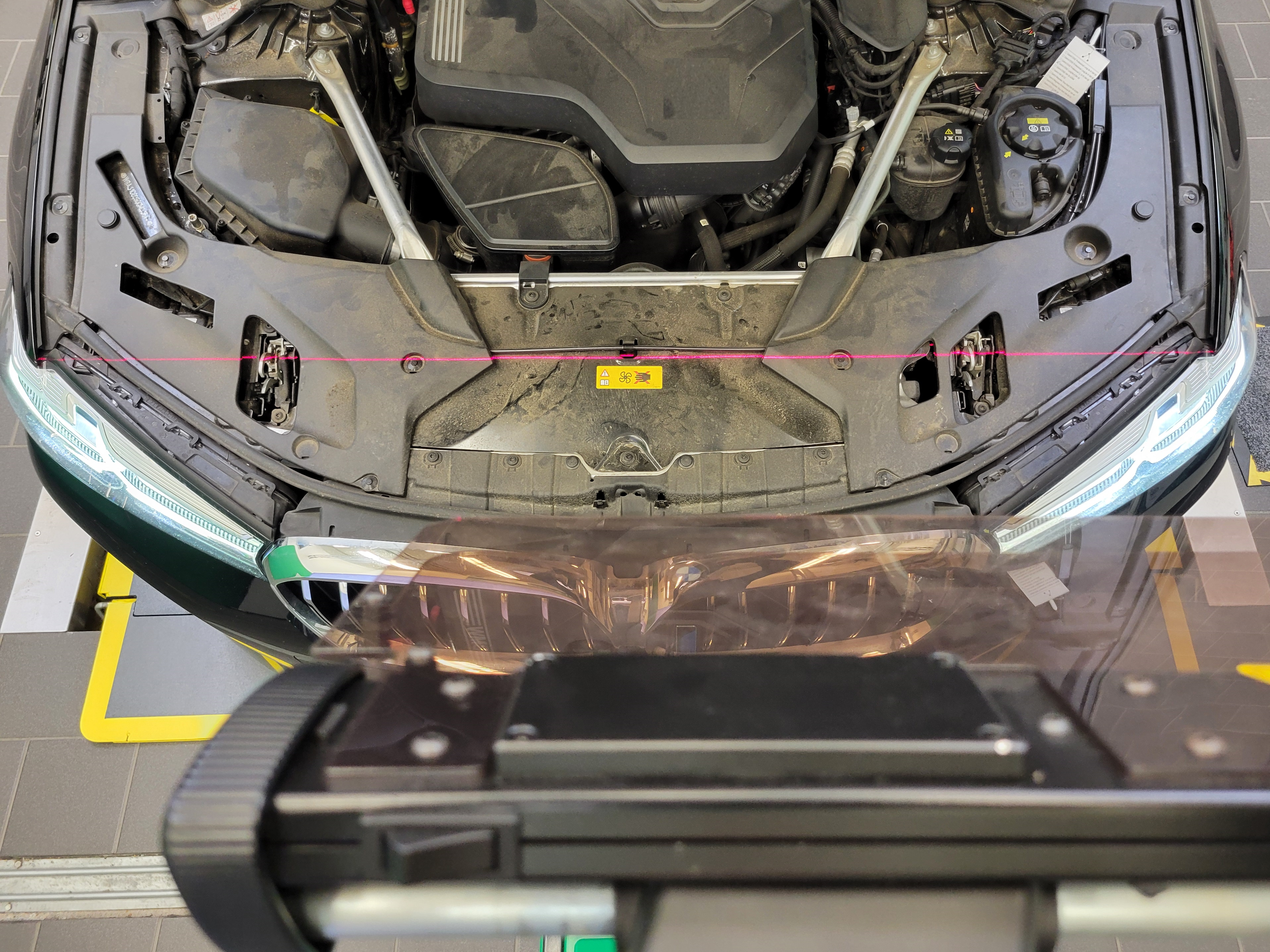 Réglage des projecteurs LED BMW - Le viseur laser permet d’aligner le SEGV devant le véhicule.