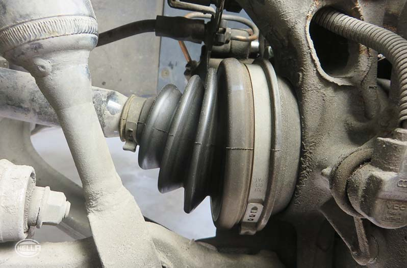 Checking the brakes - measures to identify sources of faults - Drive shaft boot