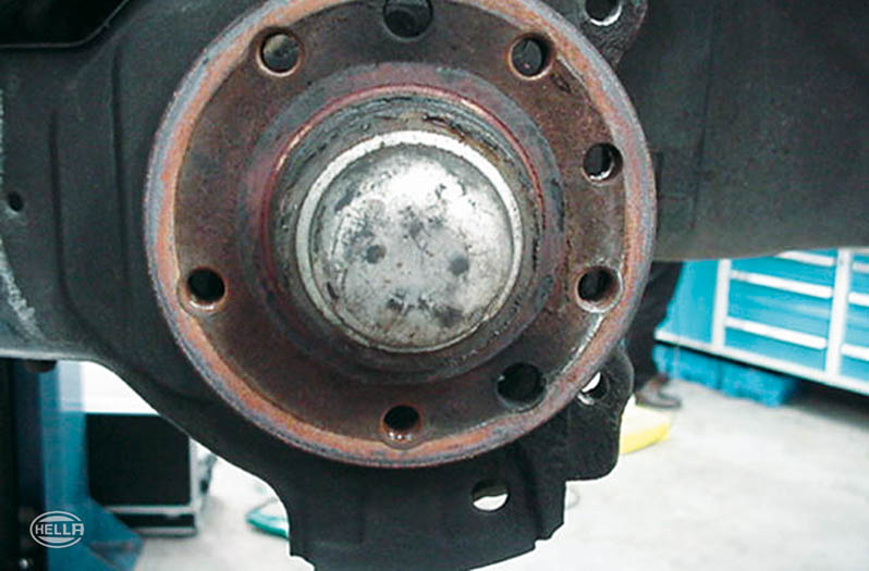 Checking brakes - measures to identify sources of faults - Wheel bearings