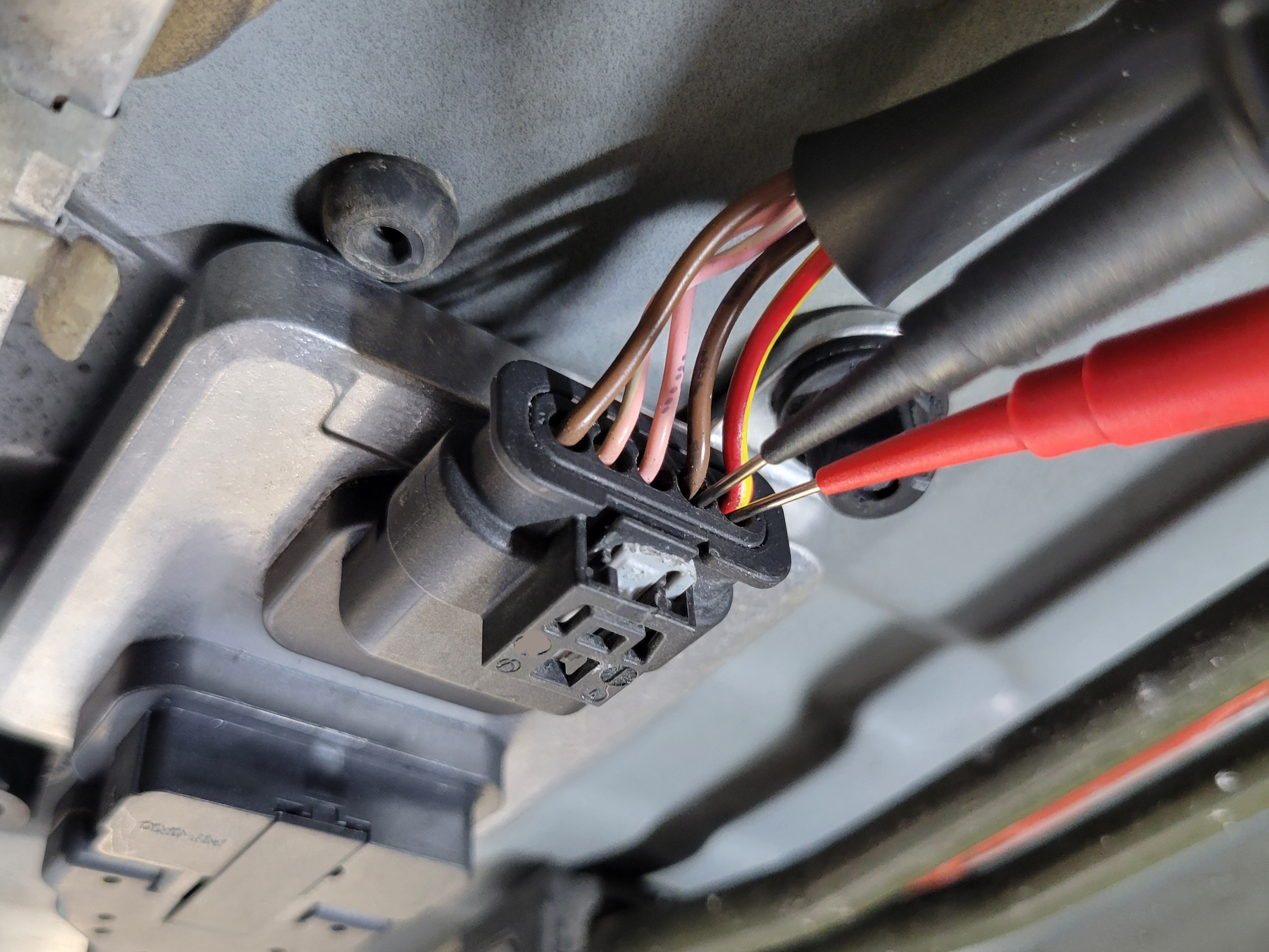 Checking of the power supply and signal line directly at the connector. Damage caused by test probes is to be avoided.