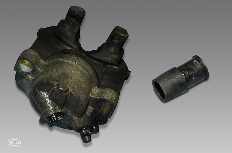 Checking the brakes - measures to identify sources of faults - Brake calliper Fig. 2